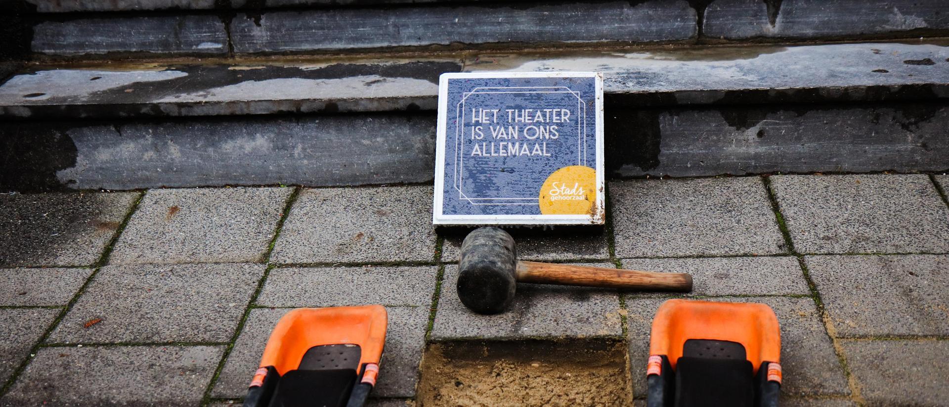 Stadsgehoorzaal en Verkade pakken uit met 100 theatertegels  